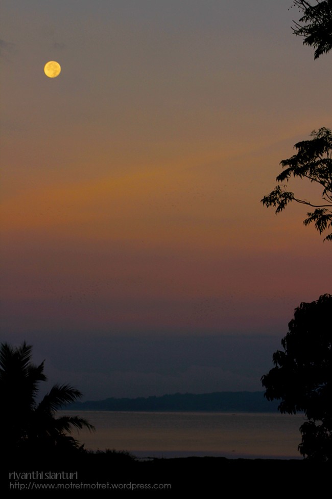 Begini Cantiknya Bulan Purnama di Danau Toba