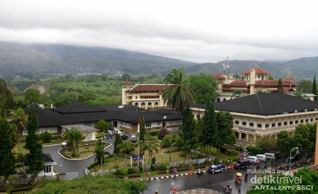 Begini Cantiknya Pemandangan dari Atas Jam Gadang