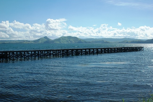 Begini Caranya Menikmati Pesona Danau Sentani