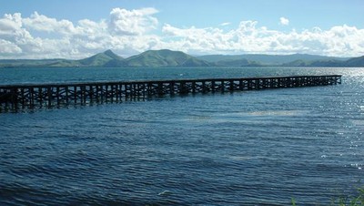Begini Caranya Menikmati Pesona Danau Sentani