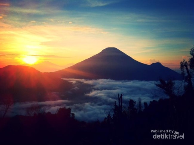 Begini Indahnya Golden Sunrise dari Bukit Sikunir