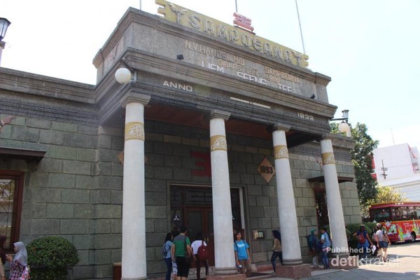 House of Sampoerna terletak di Jalan Sampoerna kota Surabaya. Gedung ini memiliki arsitektur kolonial Belanda yang apik. House of Sampoerna terletak di Jalan Sampoerna kota Surabaya. Gedung ini memiliki arsitektur kolonial Belanda yang apik.
