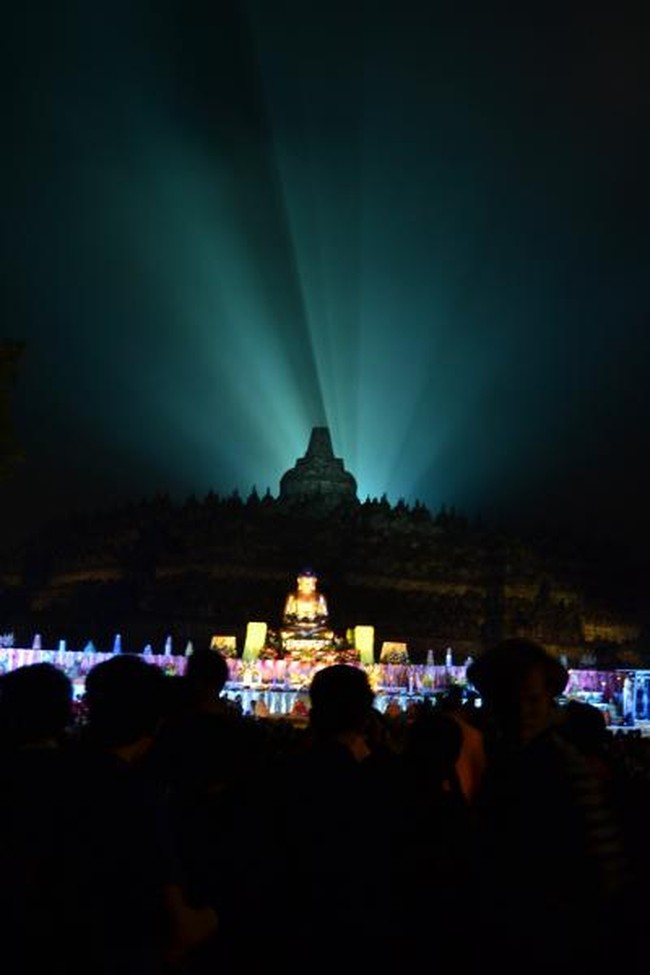 Begini Keindahan Lampion & Kemeriahan Waisak di Candi Borobudur