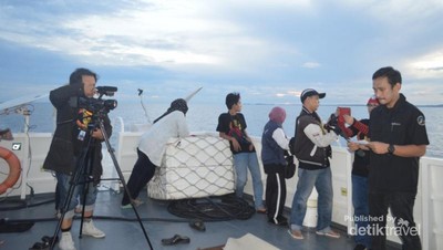 Begini Serunya Berburu Gerhana Matahari di Perairan Belitung