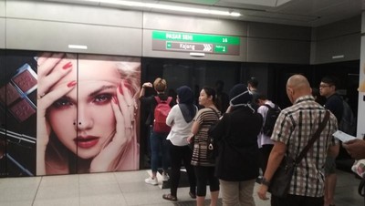 Belajar Antre Naik MRT Dari Warga Malaysia