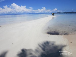 Bening Parah! Ini Pasir Timbul di Pantai Saleo Raja Ampat