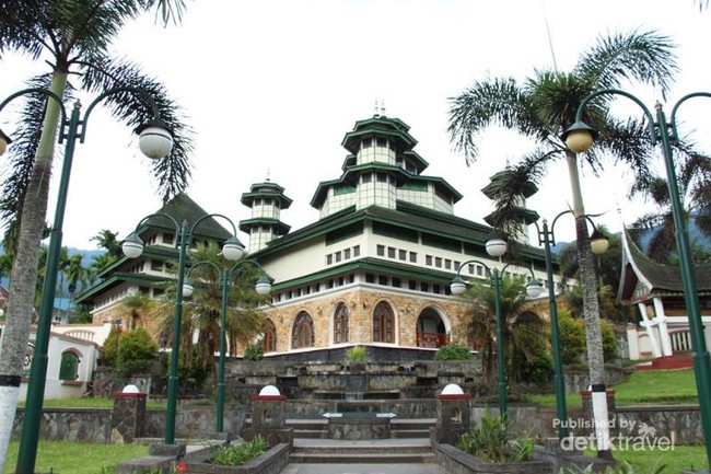 Berbagai Sisi Masjid yang Indah di Dekat Danau Maninjau