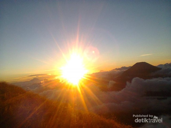 Berburu Sunset Berlatar Gunung Sumbing