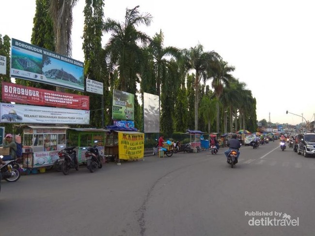 Berburu Takjil di Candi Borobudur