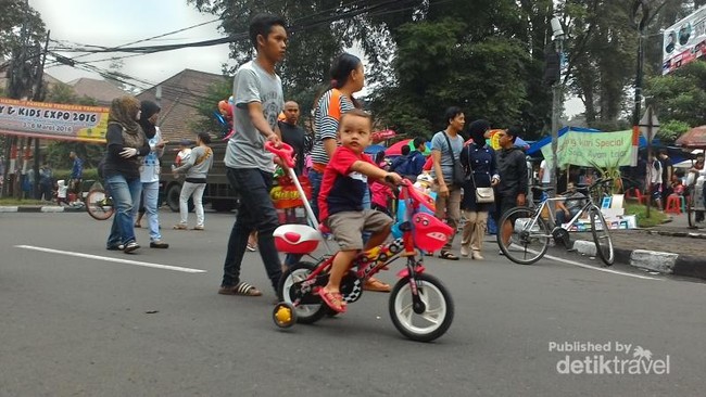 Berjumpa Penggowes Sepeda Lintas Generasi di CFD Dago, Bandung