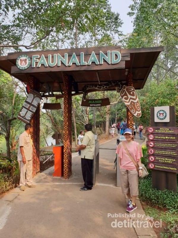 Faunaland buka pada Senin-Jumat pukul 09.30-17.30 dan Sabtu-Minggu juga hari libur pukul 08.00-17.30