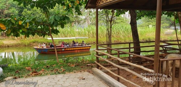 Salah satu wahana yang ada adalah River Safari Cruise, kita dapat berkeliling Faunaland melewati danau dengan perahu. Pastinya sensasinya lebih seru.