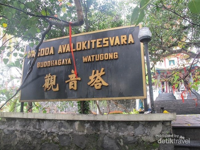Berkunjung ke Pagoda Paling Megah di Semarang