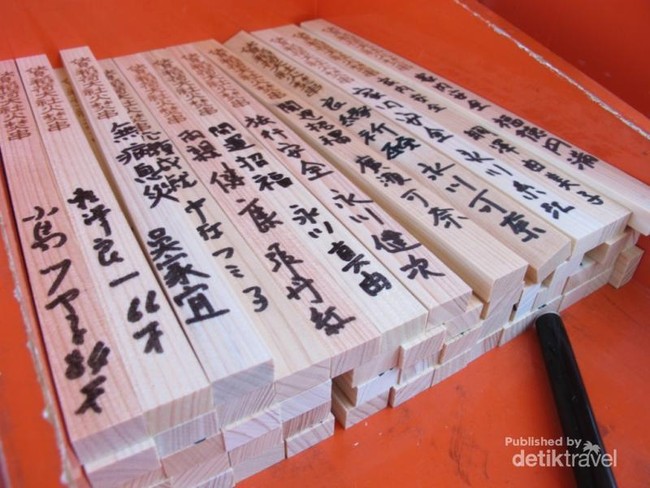 Bermacam Doa Bersemayam di Fushimi Inari, Jepang