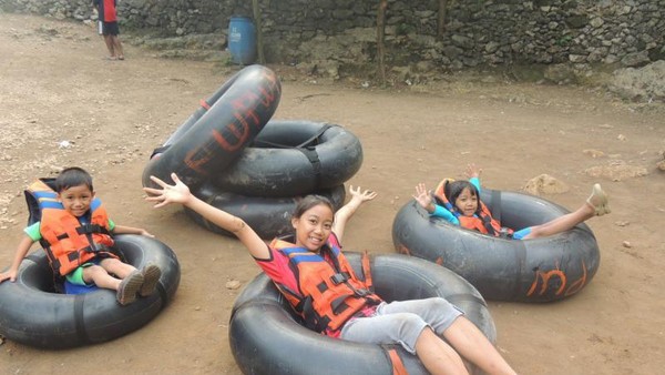 Berpetualang di Gua Pindul Bareng Anak-anak, Bisa Banget!