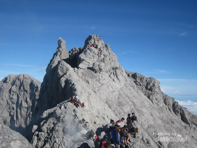 Berseluncur di Pasir Gunung Merapi, Seru!