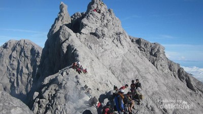 Berseluncur di Pasir Gunung Merapi, Seru!
