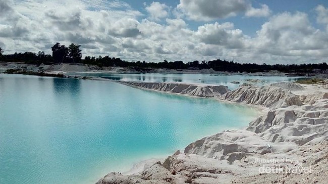 Biru Cantik Danau Kaolin di Belitung yang Menyihir