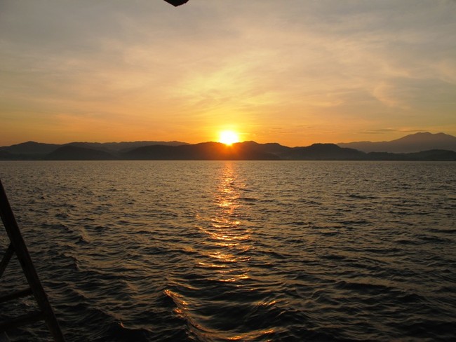 Birunya Langit di Pantai Charlita