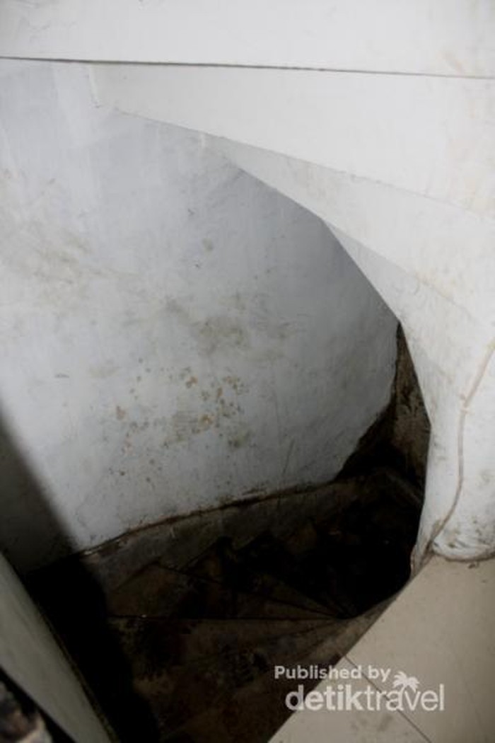 Blusukan ke Stasiun Tanjung Priok, Ada Ruang Bawah Tanah Rahasia!