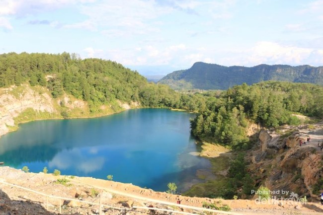 Bukan di Bangka, Ini Danau Biru Tomosu di Sawahlunto