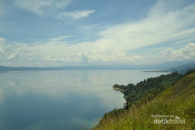 Bukan Laut, Ini Danau Cantik di Poso