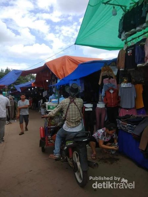 Jalan-jalan petang cuci mata di pasar tradisional.
