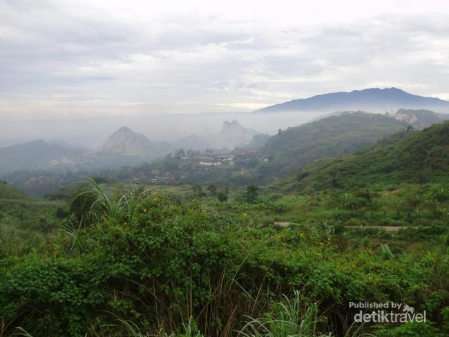Bukit Karst di Citatah, Keren Banget!