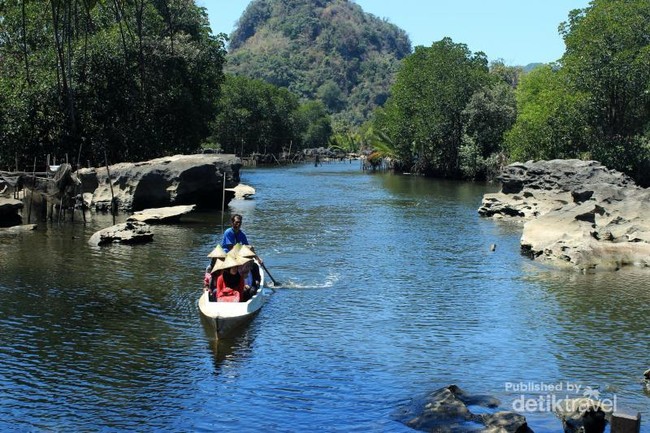 Bukit Karst yang Spektakuler di Maros