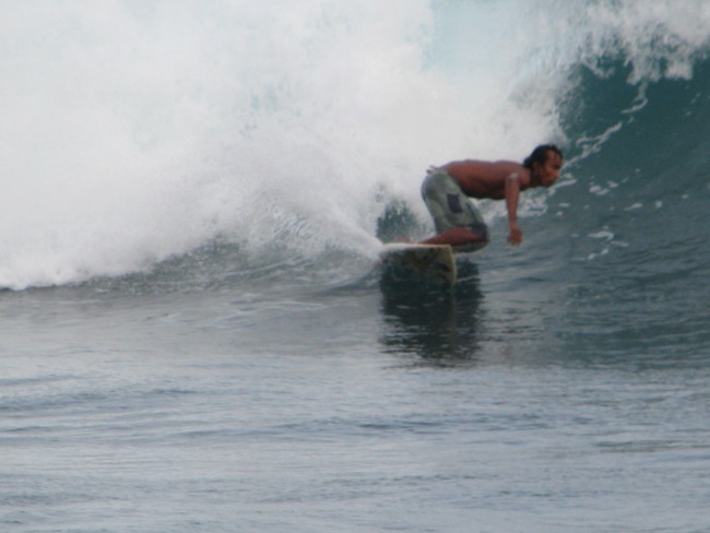 Bule Mulai Berselancar di Pantai Srau, Pacitan
