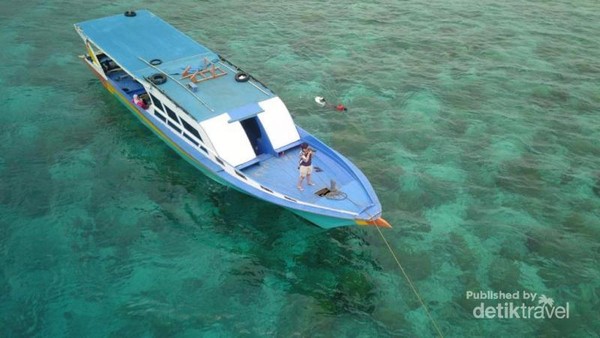 Kapal yang digunakan untuk open trip cukup besar dan dilengkapi dengan toilet sederhana.