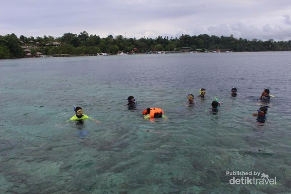 Peserta trip di titik snorkeling dengan didampingi pemandu.