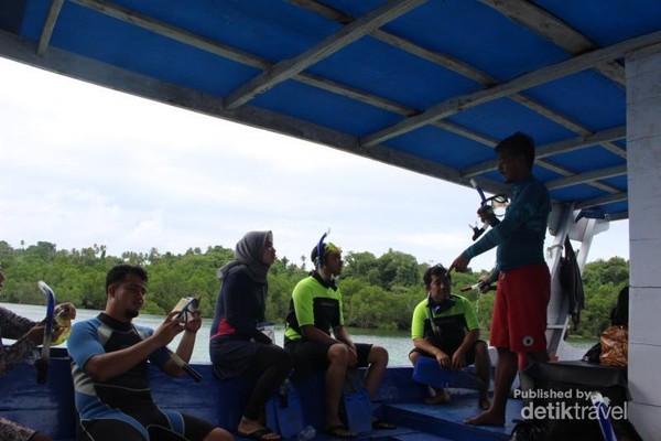 Pemandu tengah memberi pengarahan kepada peserta sebelum peserta trip turun ke laut.