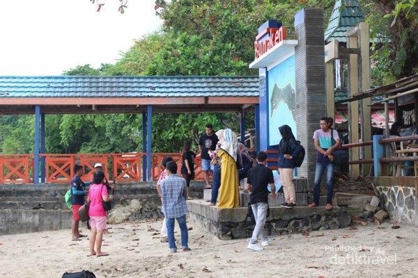 Antre berfoto di Pulau Bunaken.