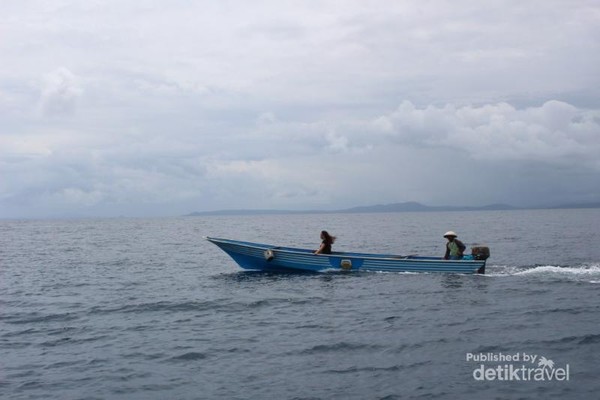 Untuk menuju Pulau Nain pengunjung berpindah ke perahu yang lebih kecil.