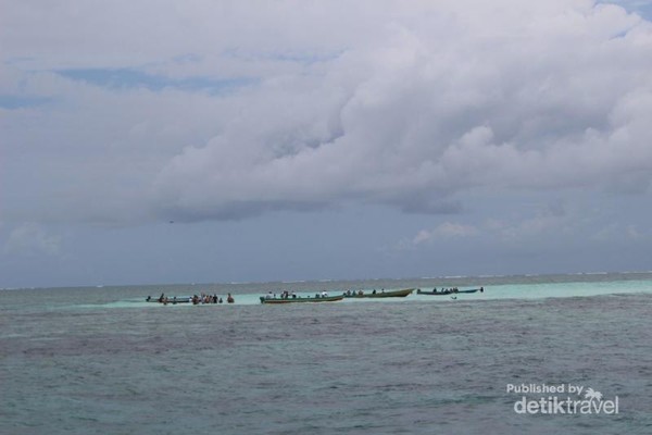 Pulau Nain yang cantik dari kejauhan, makin siang ketinggian di pasir timbul makin bertambah , sehingga dianjurkan untuk datang di pagi hari.
