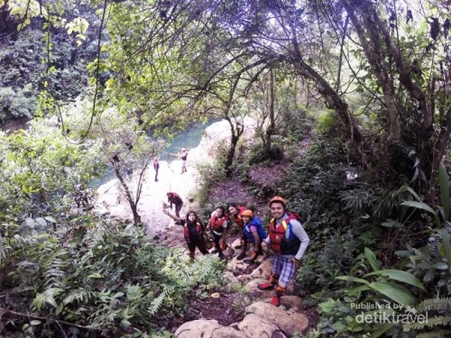 Byur! Asyiknya Main Body Rafting di Green Canyon