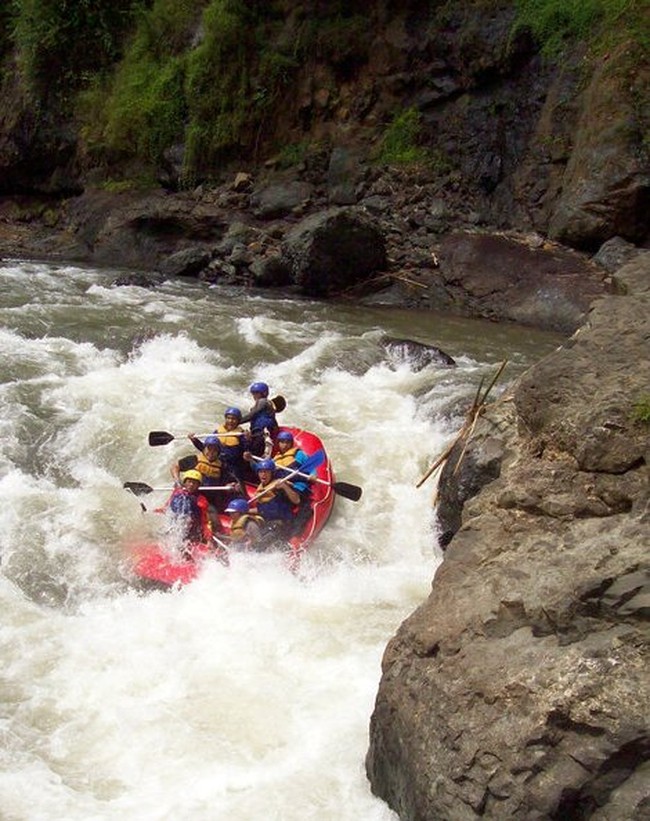 Byur! Serunya Arungi Jeram Sungai Cikandang, Garut