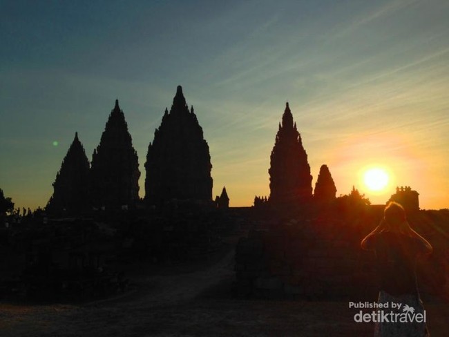 Candi Prambanan Punya Sunset Secantik Ini