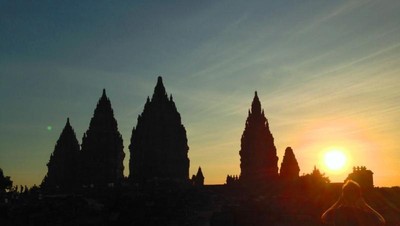 Candi Prambanan Punya Sunset Secantik Ini