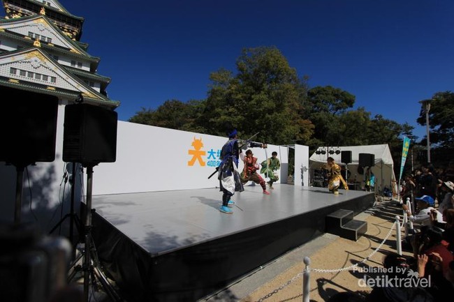 Cantiknya Gadis Jepang di Osaka Castle