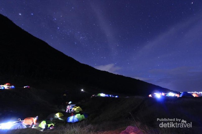 Cantiknya Lautan Bintang di Gunung Gede
