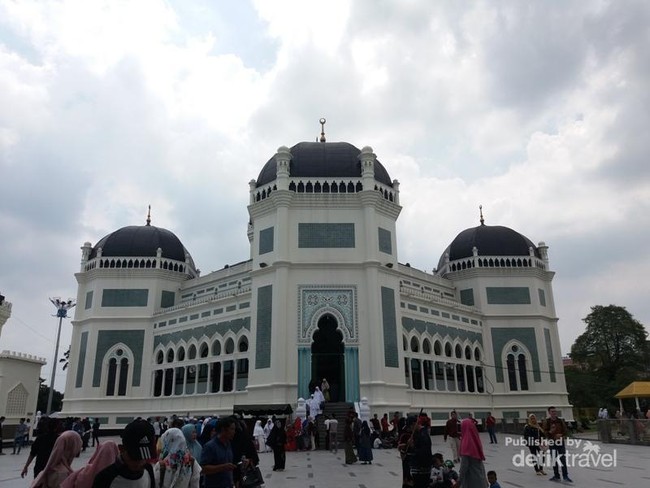 Cantiknya Masjid Percampuran Timur Tengah dan Eropa di Medan