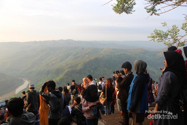 Cantiknya Pegunungan dan Sungai di Kebun Buah Mangunan