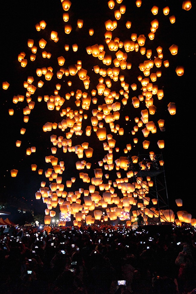 Cantiknya Ratusan Cahaya Lampion di Langit Taiwan