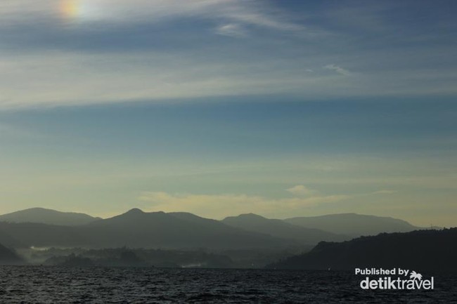 Cantiknya Sunrise di Danau Toba