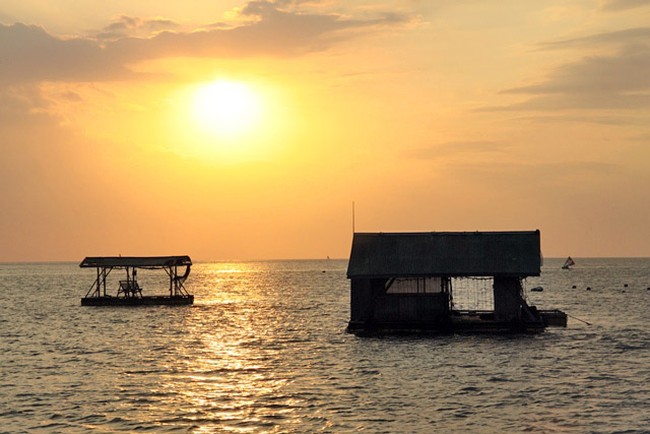 Cantiknya Sunset di Teluk Nare, Primadona Lombok Utara