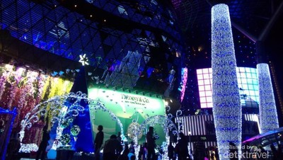 Cantiknya Warna-warni Hiasan Natal di Orchard Road, Singapura