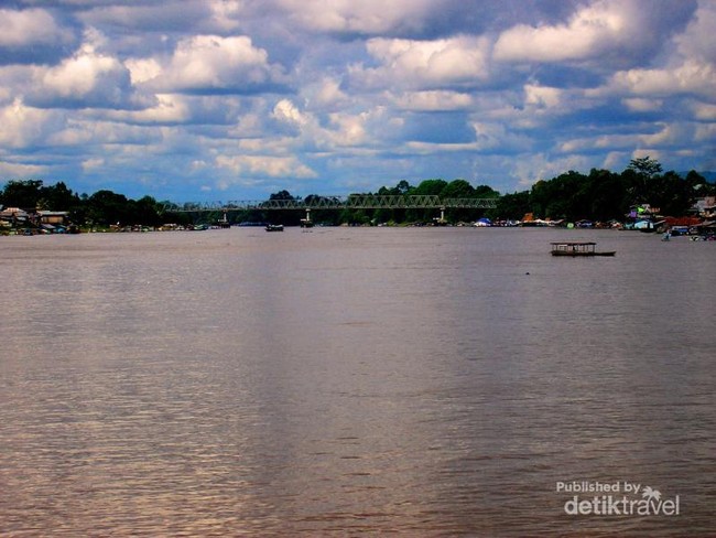 Coba Deh, Naik Perahu di Sungai Kapuas Sintang