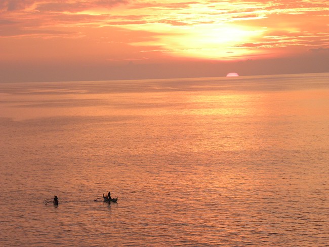 Dahsyatnya Senja Emas di Pantai Tegal Wangi, Bali